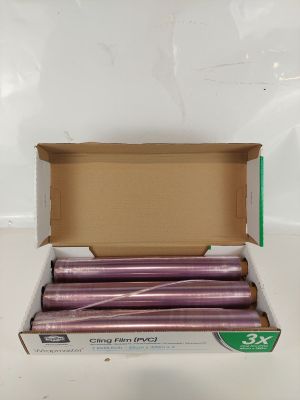une boîte de bougies violettes posée sur une table