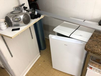 Réfrigérateur top Aya, poste radio Firstline et téléphone sa… - Photo 1