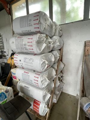 une pile de sacs de ciment posée sur une palette