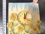 une horloge posée sur une table à côté d'une règle