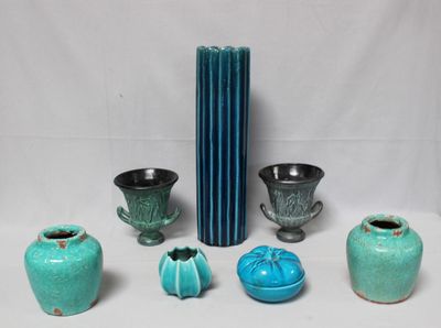 tout un tas de vases de toutes sortes sur la table