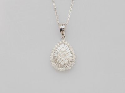 un pendentif en or blanc orné d'un motif floral, monté sur une chaîne