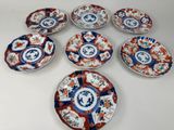 six assiettes à motifs différents posées sur une table