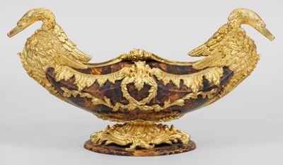 vase en or et écaille de tortue orné de deux oiseaux