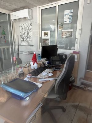 un bureau sur lequel se trouvent un ordinateur et un portable