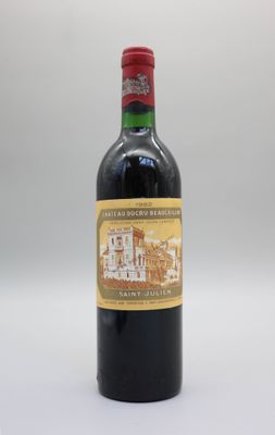 une bouteille de vin posée sur une table