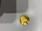 gros plan d'une pièce d'or sur une surface blanche