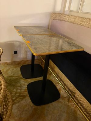 une table avec deux chaises et un banc dans un coin