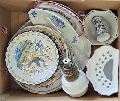 une boîte remplie de plats variés et de vaisselle