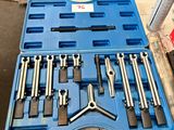 une boîte à outils bleue contenant des outils, posée sur une table