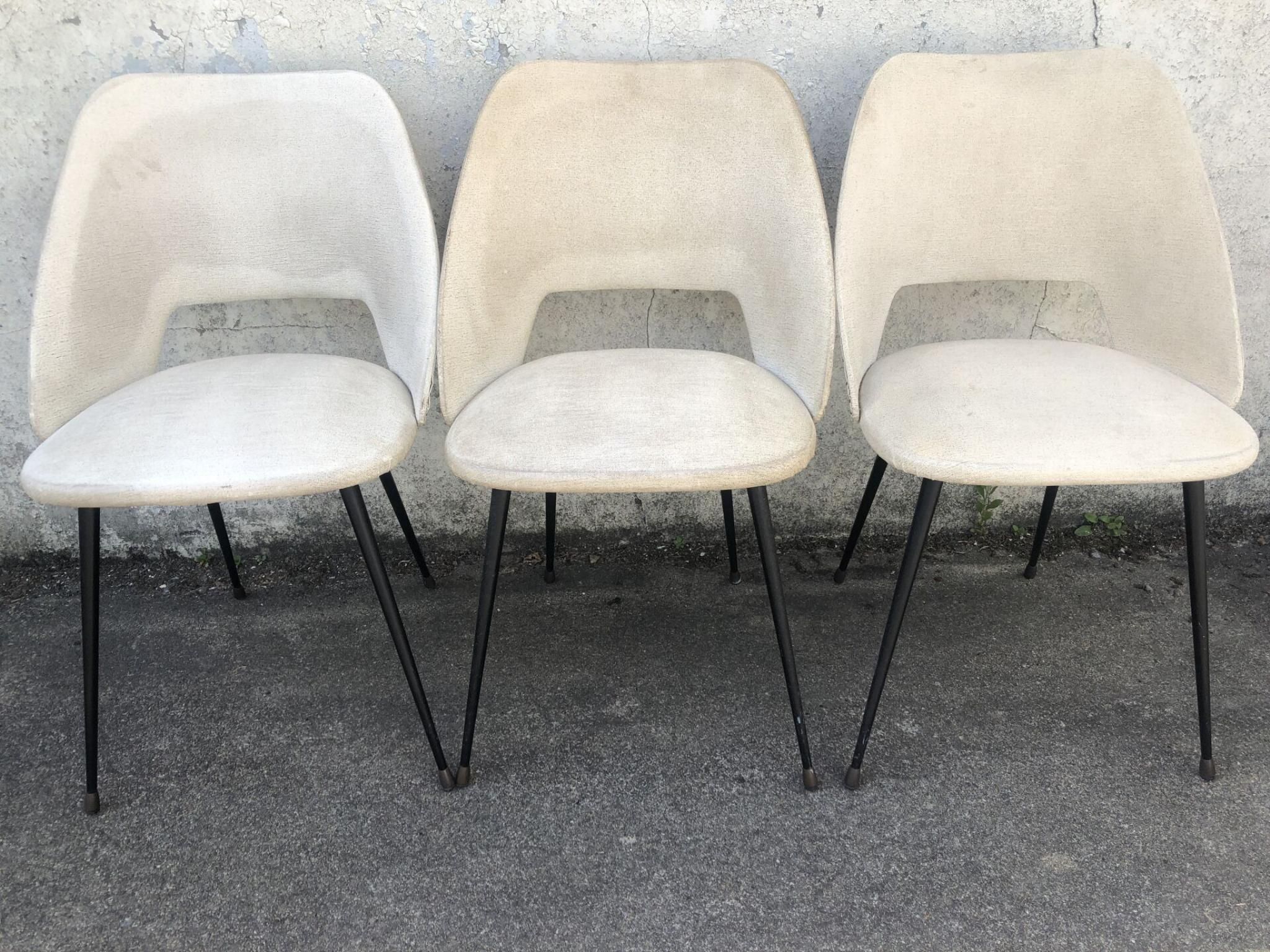 Trois chaises "Tonneau" en métal et skaï blanc