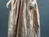 a woman ' s dress is shown on a mannequin mannequin mannequin mannequin mannequin mannequin mannequin manne