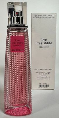 l'image d'un flacon de parfum à côté d'une boîte