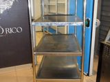 une photo d'un chariot métallique dans un magasin