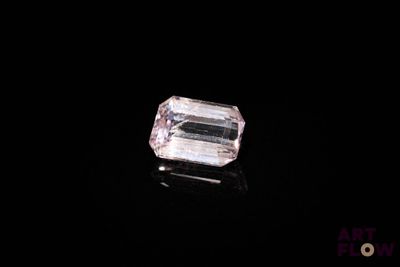 gros plan d'un diamant rose sur une surface noire