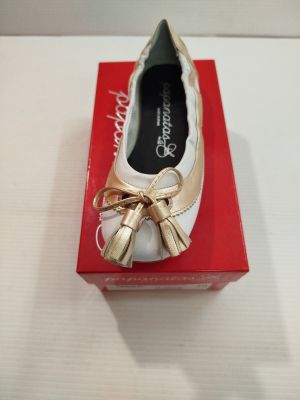 une boîte sur laquelle est posée une paire de chaussures