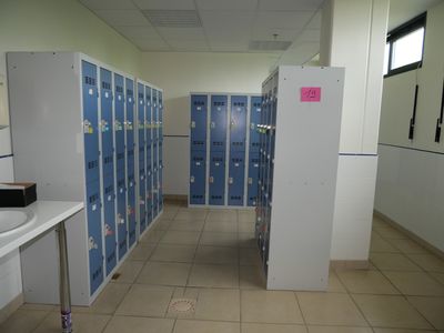 4 armoires vestiaires 8 casiers avec clefs, en l'état