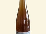 une bouteille de vin posée sur une table