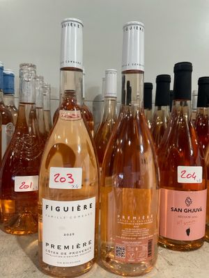 plusieurs bouteilles de vin sont alignées sur un comptoir
