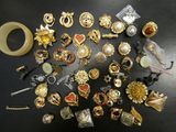 de nombreux types de broches différents posés sur une table