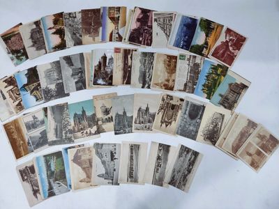 de nombreuses cartes postales anciennes sur un fond blanc