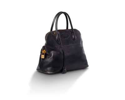 sac à main en cuir noir sur fond blanc, avec une zone de découpe pour le texte