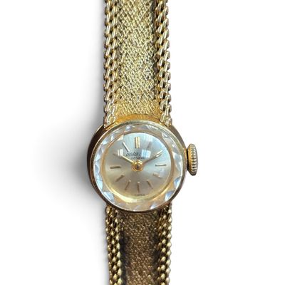 l'image d'une montre-bracelet de femme entourée d'une chaîne