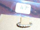une photo d'une bague en argent sur laquelle figure un numéro