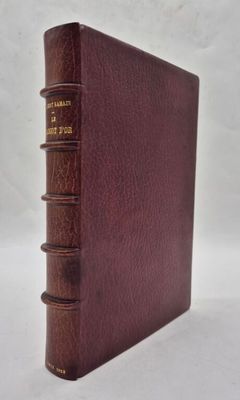 un livre en cuir marron orné d'un lettrage doré