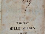 un vieux livre écrit posé sur une table