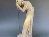statue d'une femme tenant un drapeau, posée sur un socle en marbre