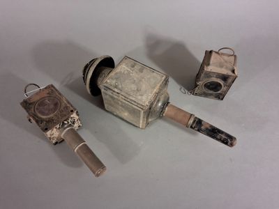 Lot de deux lampes de voitures d'attelage en tôle et verre p…
