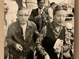 photographie en noir et blanc de deux femmes marchant dans la rue