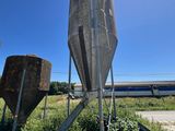 une grande structure métallique au milieu d'un champ