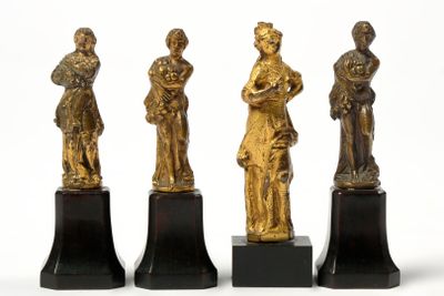 Suite de quatre petites demi rondes-bosses en bronze doré, d…