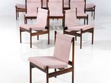 many chairs that are arranged in a circle on the floor