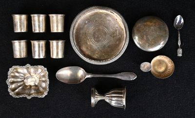 de nombreux objets en argent posés sur une table noire