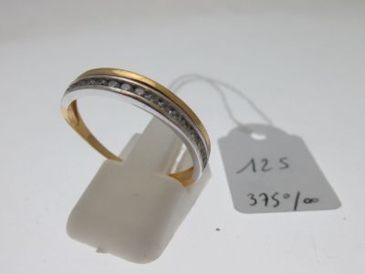 une bague posée à côté d'une étiquette de prix