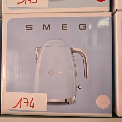 un carton de bouilloires Smeg exposé dans un magasin