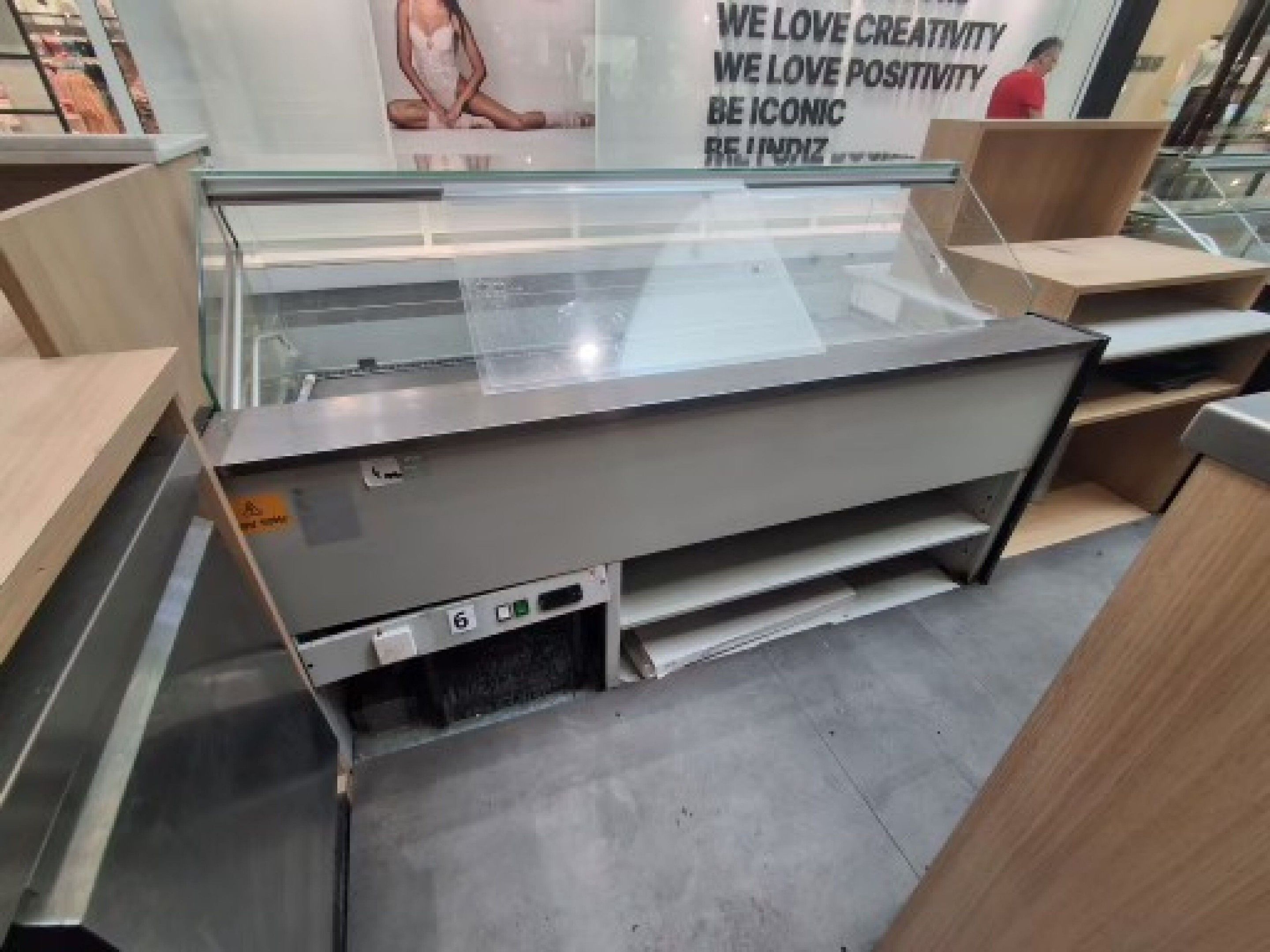 Vitrine réfrigérée CAREL à froid positif service arrière gro…