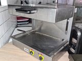 une photo d'une cuisine avec une cuisinière et un plan de travail