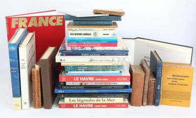 plusieurs livres empilés sur une table