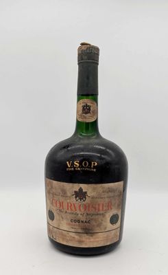 une bouteille de vin posée sur une table blanche