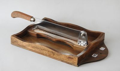 une planche à découper en bois sur laquelle repose un couteau