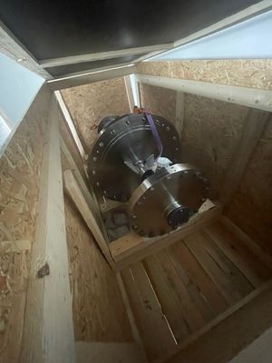 une photo d'une machine qui se trouve à l'intérieur d'une boîte en bois