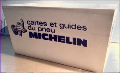 une boîte portant un logo, posée sur une table