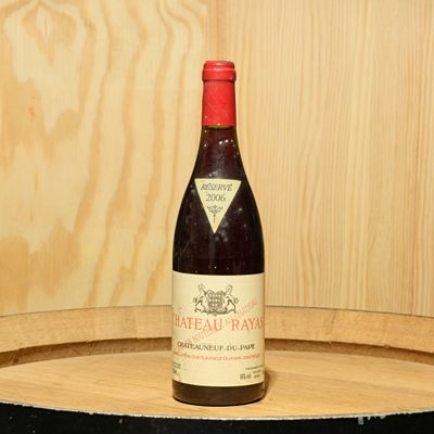 une bouteille de vin posée sur un tonneau