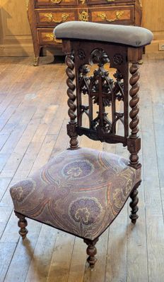 Prie-Dieu en acajou sculpté ajouré, XIXe (93x48x48 cm).