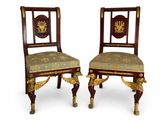 paire de chaises anciennes dont les assises sont recouvertes d'un tissu aux motifs dorés et verts