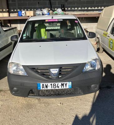 une voiture blanche garée dans un parking à côté d'autres voitures